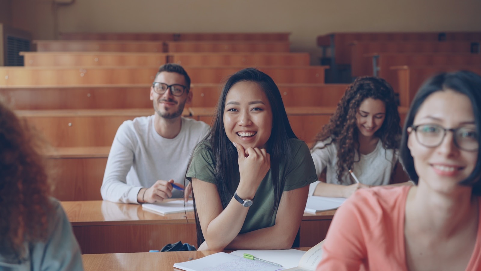 Estudiantes sonriendo en una sala de clases